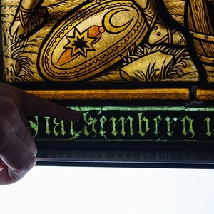 In der Glaswerkstätte Schlierbach werden de Glaskunstwerke sorgsam und umfassend restauriert.