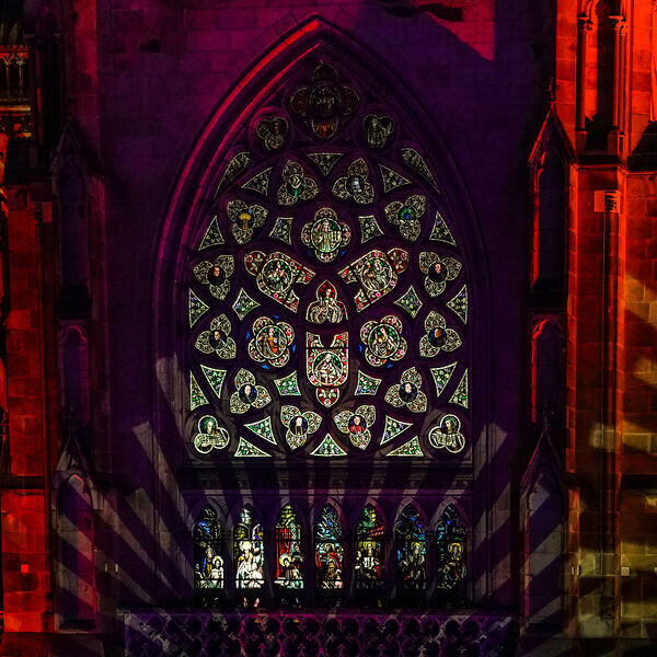 Friedensfenster Mariendom Linz, beleuchtet / © Diözese Linz / See the Moment - Keep the Moment Vom 7. Juli bis 3. August 2025, während der Konzertreihe Klassik am Dom, lässt der Mariendom Linz sein Friedensfenster und dessen darunterliegende, moderne Interpretation abends auf den Domplatz erleuchten. Die beiden Fenster werden damit zum Symbol