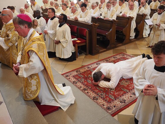 Bei der Litanei liegt der Weihekandidat ausgestreckt auf dem Boden. Dies ist ein Zeichen der Hingabe, Bereitschaft und Demut vor Gott.