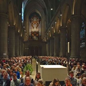 Mehr als 1.200 Besucher:innen kamen am 9. Mai 2026 in den Linzer Mariendom, um Carl Orffs Carmina Burana im Rahmen eines Benefizkonzertes für Pro Mariendom zu erleben. Unter der Leitung von Josef Habringer musizierten das Collegium Vocale Linz, der K