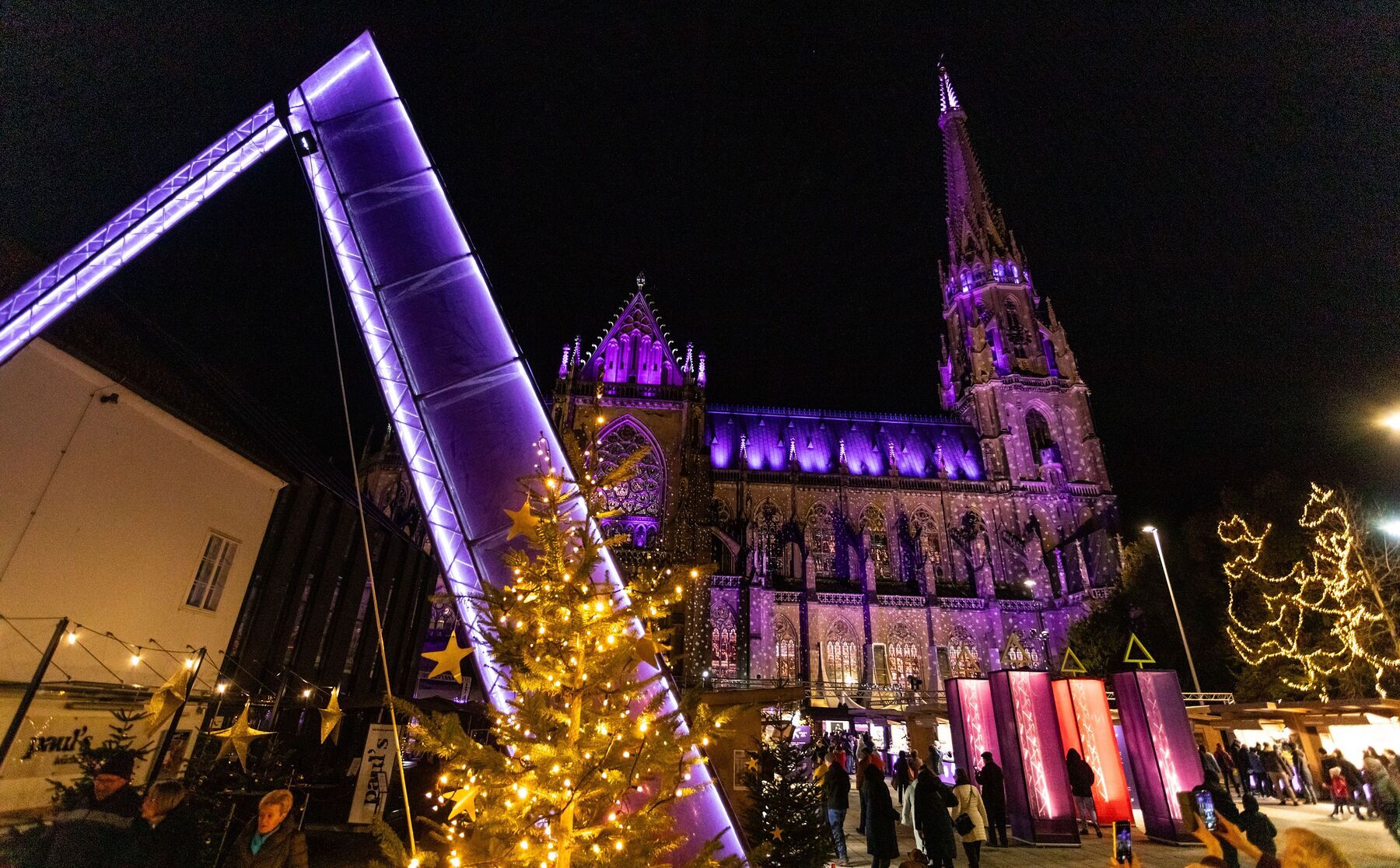 Während Advent am Dom zeigt sich der Mariendom täglich um 17.15 und 19.15 Uhr in einem bunten Lichterkleid. Eine Lichtinstallation lässt die farbenprächtigen und detailreich gestalteten Gemäldefenster den Domplatz erleuchten und hüllt die größte Kirc