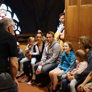 Domorganist Wolfgang Kreuzhuber umringt von kleinen und großen Orgelentdeckerinnen und Orgelentdeckern