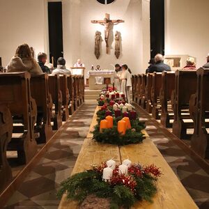 Adventfeier mit Genuss-standln in St. Quirinus