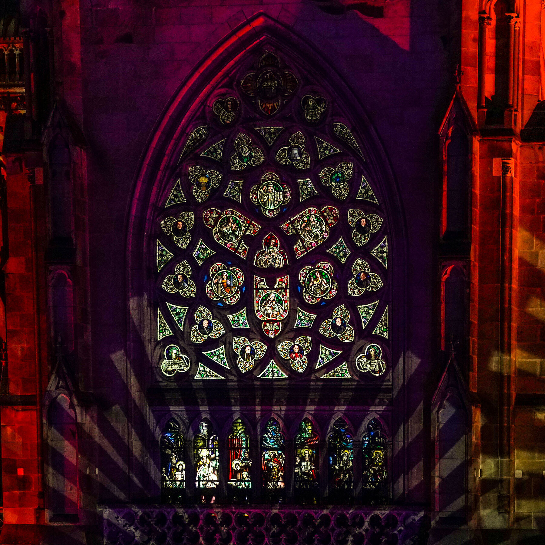 Vom 7. Juli bis 3. August 2025, während der Konzertreihe Klassik am Dom, lässt der Mariendom Linz sein Friedensfenster und dessen darunterliegende, moderne Interpretation abends auf den Domplatz erleuchten. Die beiden Fenster werden damit zum Symbol 