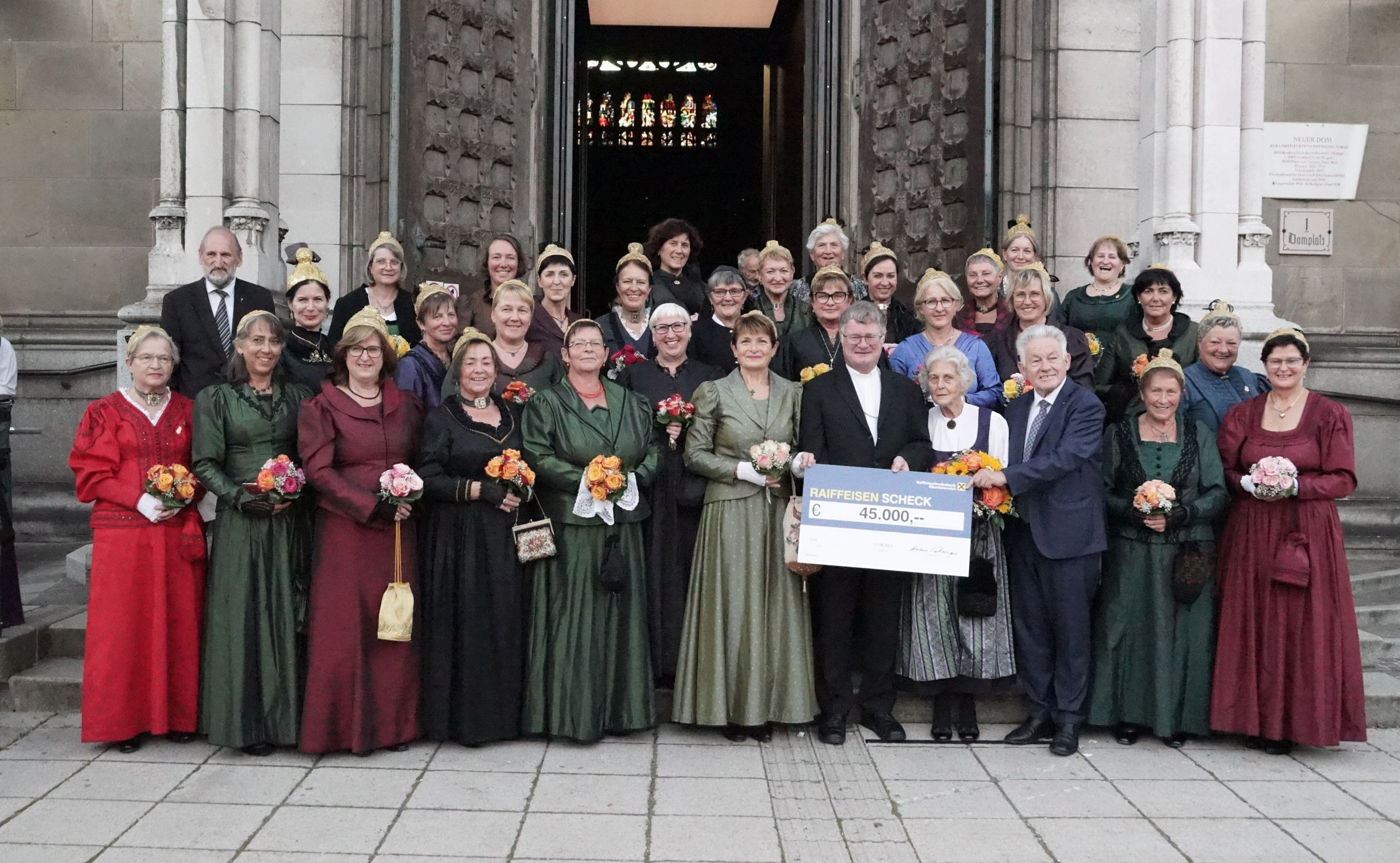 Patenschaft für das Turmkreuz / OÖ Goldhaubengemeinschaft / Schmiedleitner