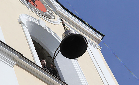 Die Josefsglocke wird in den Turm gezogen