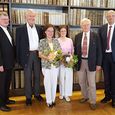 Der Linzer Diözesanbischof Manfred Scheuer (l.) und der lutherische Bischof Michael Bünker (r.) mit den PreisträgerInnen