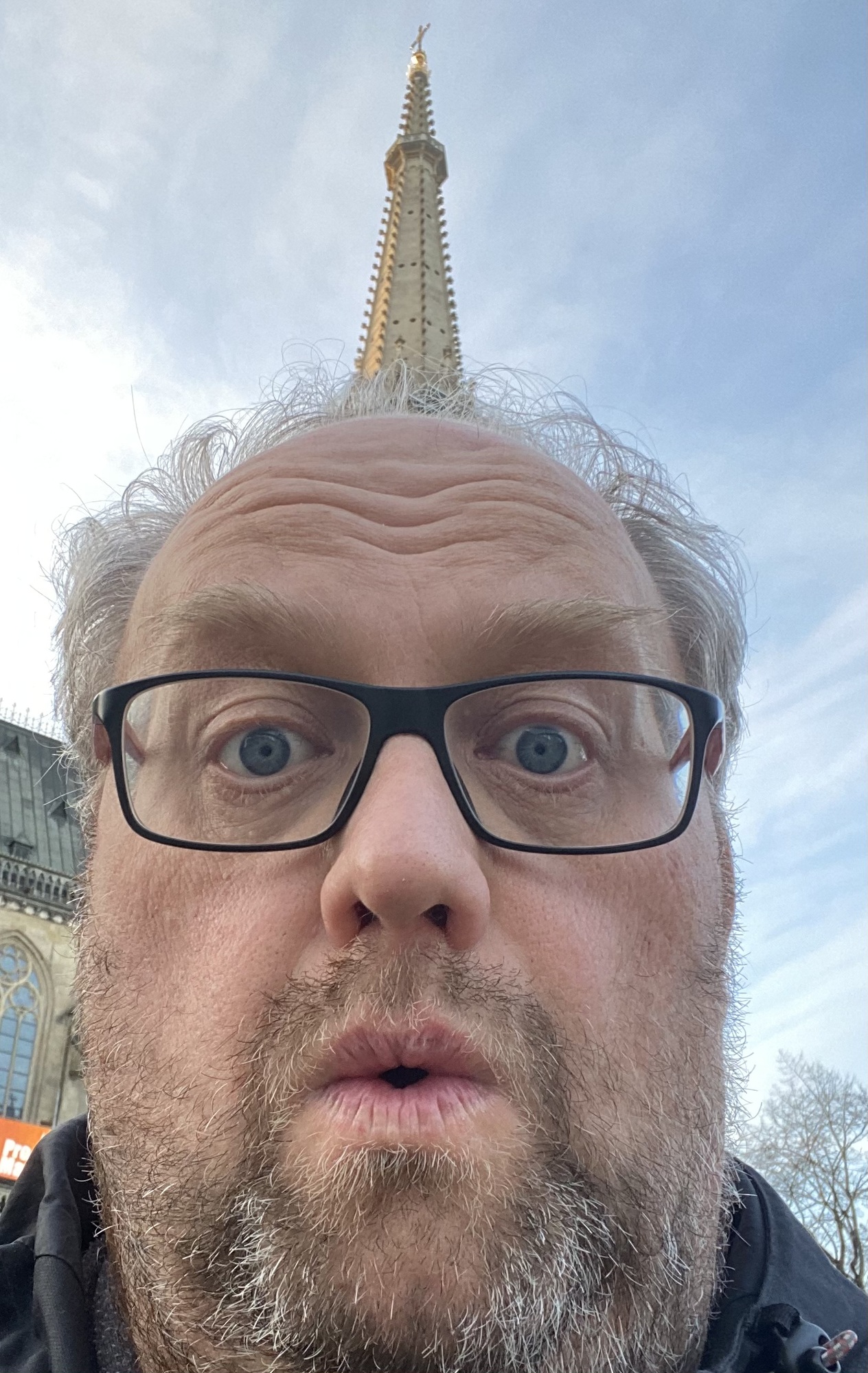 Dombotschafter Kabarettist Günther Lainer vor dem Mariendom
