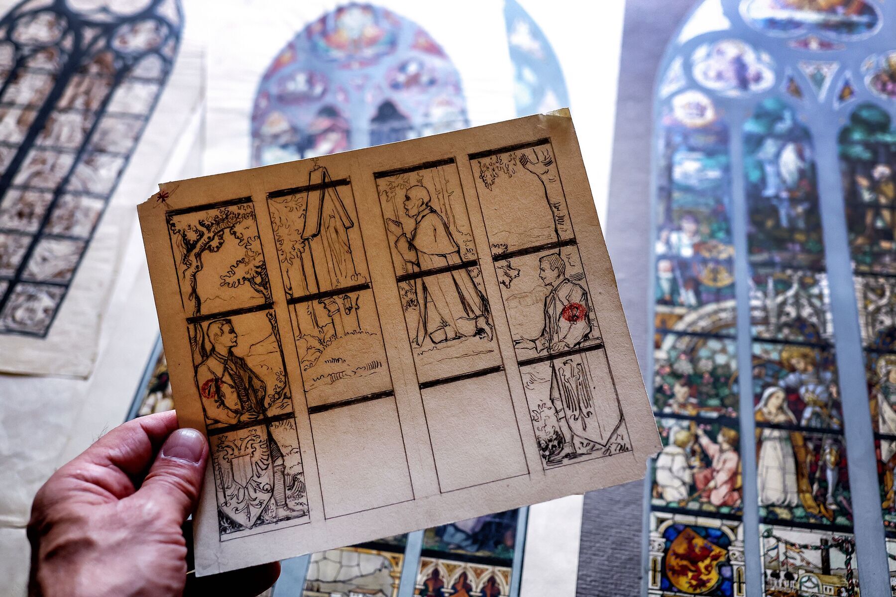 Die Bischof-Rudigier-Stiftung hat einen bedeutenden Archivbestand der Tiroler Glasmalerei erworben und nach Linz geholt. Die Unterlagen umfassen unter anderem historische Skizzen, Entwürfe, Porträts, Fotoplatten und Schriftverkehr zur Entstehung der 