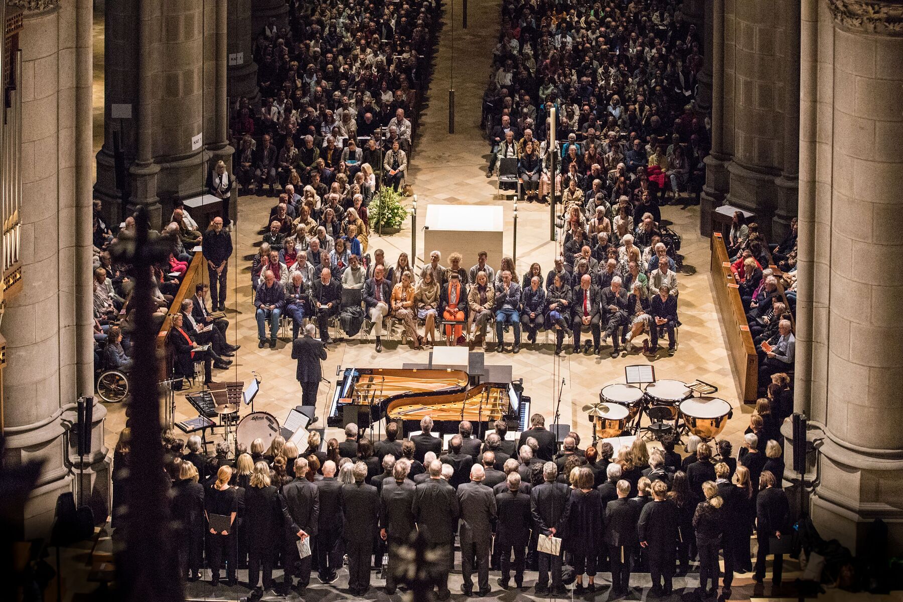 Mehr als 1.200 Besucher:innen kamen am 9. Mai 2026 in den Linzer Mariendom, um Carl Orffs Carmina Burana im Rahmen eines Benefizkonzertes für Pro Mariendom zu erleben. Unter der Leitung von Josef Habringer musizierten das Collegium Vocale Linz, der K