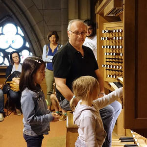 Kleine Orgelentdeckerinnen beim Komponieren mit Domorganist Wolfgang Kreuzhuber