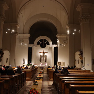 Adventfeier mit Genuss-standln in St. Quirinus