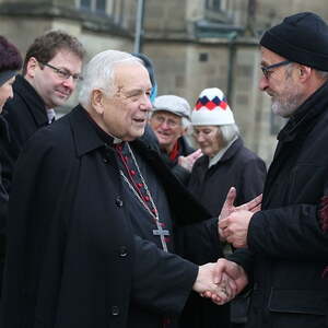 Gratulation zum 85. Geburtstag von Bischof em. Maximilian Aichern auf dem Linzer Domplatz