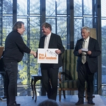 Intendant Hermann Schneider mit Bischof Manfred Scheuer und Dr. Josef Pühringer