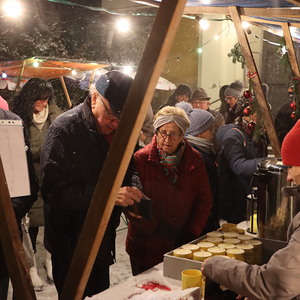 Adventfeier mit Genuss-standln in St. Quirinus