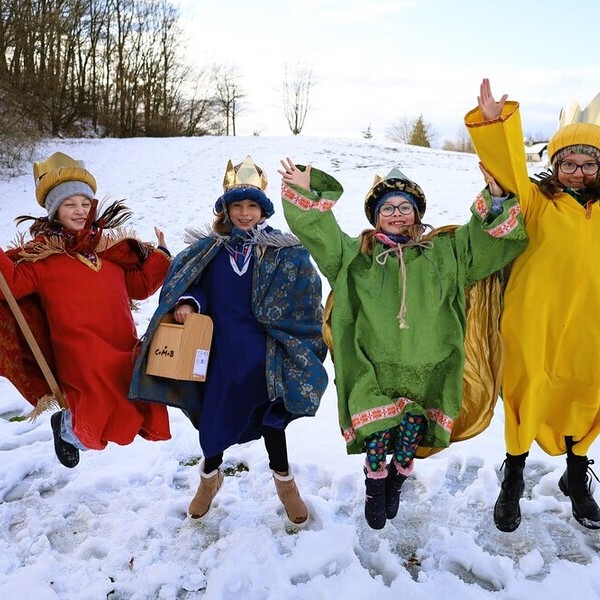 Jubelnde Sternsinger*innen