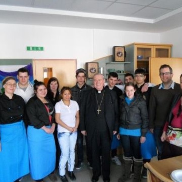 Diözesanbischof Dr. Ludwig Schwarz besucht das Jugendprojekt / © Bischöfliche Arbeitslosenstiftung/ju-can Diözesanbischof Dr. Ludwig Schwarz besucht das Jugendprojekt