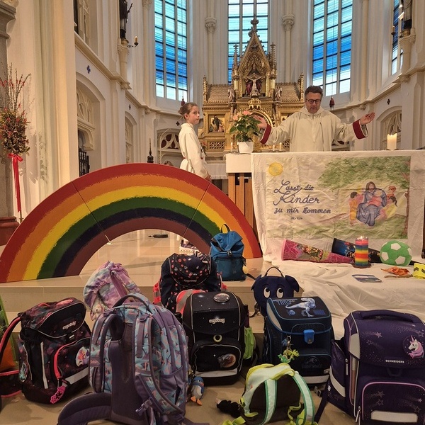 Familiengottesdienst zum Schulanfang / Pfarrgemeinde Traun/Luckeneder Familiengottesdienst zum Schulanfang
