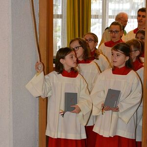 Minis beim Start zum Gottesdienst