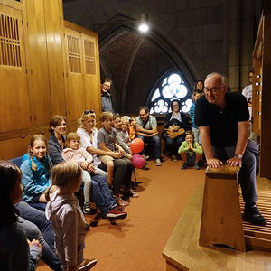 Kleine Orgelentdeckerin mit Domorganist Wolfgang Kreuzhuber