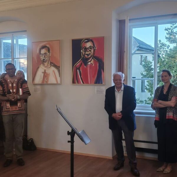 Vernissage - Pfarrvikar Paulinus Anaedu / ©Bild für die Pfarre EferdingerLand/Ingrid Neundlinger