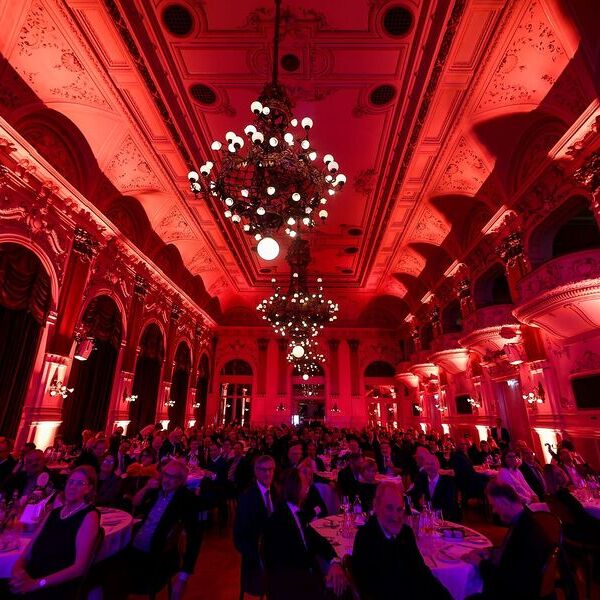 Rund 400 Gäste folgten am 2. Dezember 2025 der Einladung zu einer Benefizgala anlässlich des 170-jährigen Bestehens des historischen Dombauvereins ins Palais Kaufmännischer Verein Linz.