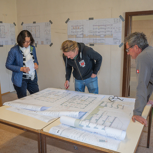 Sanierungsarbeiten Pfarrhof Kirchdorf an der KremsFoto: Baubesprechung Polier Harald mit Architekt Dipl.-Ing. Martin Hiptmair (blaue Weste) und Pfarrverwalterin Hermine Schimpelsberger